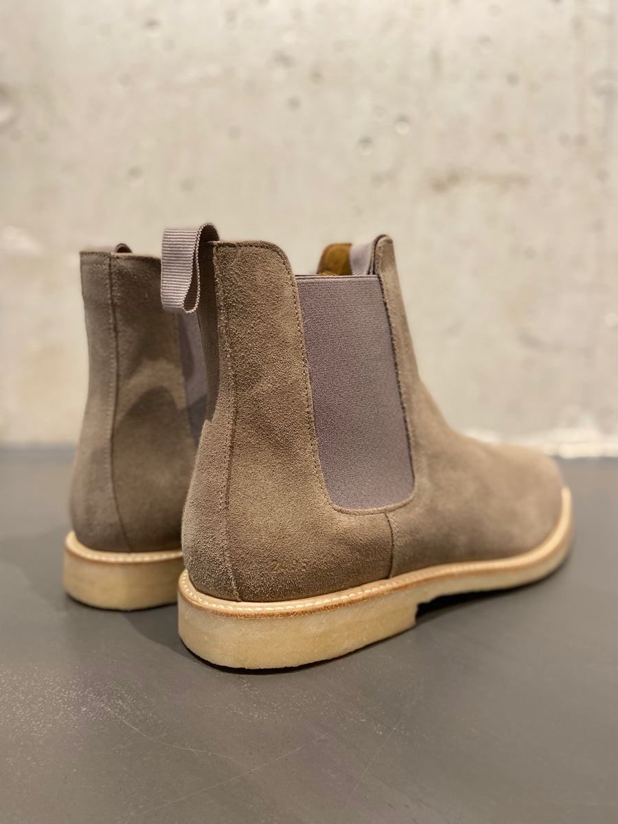 COMMON PROJECTS 2495 CHELSEA BOOT SUEDE TAUPE – Daniele Dentici Men