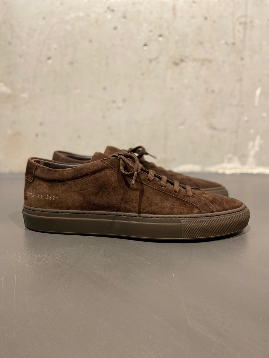 COMMON PROJECTS 2573 ACHILLES LOW PREMIUM SUEDE BROWN – Daniele
