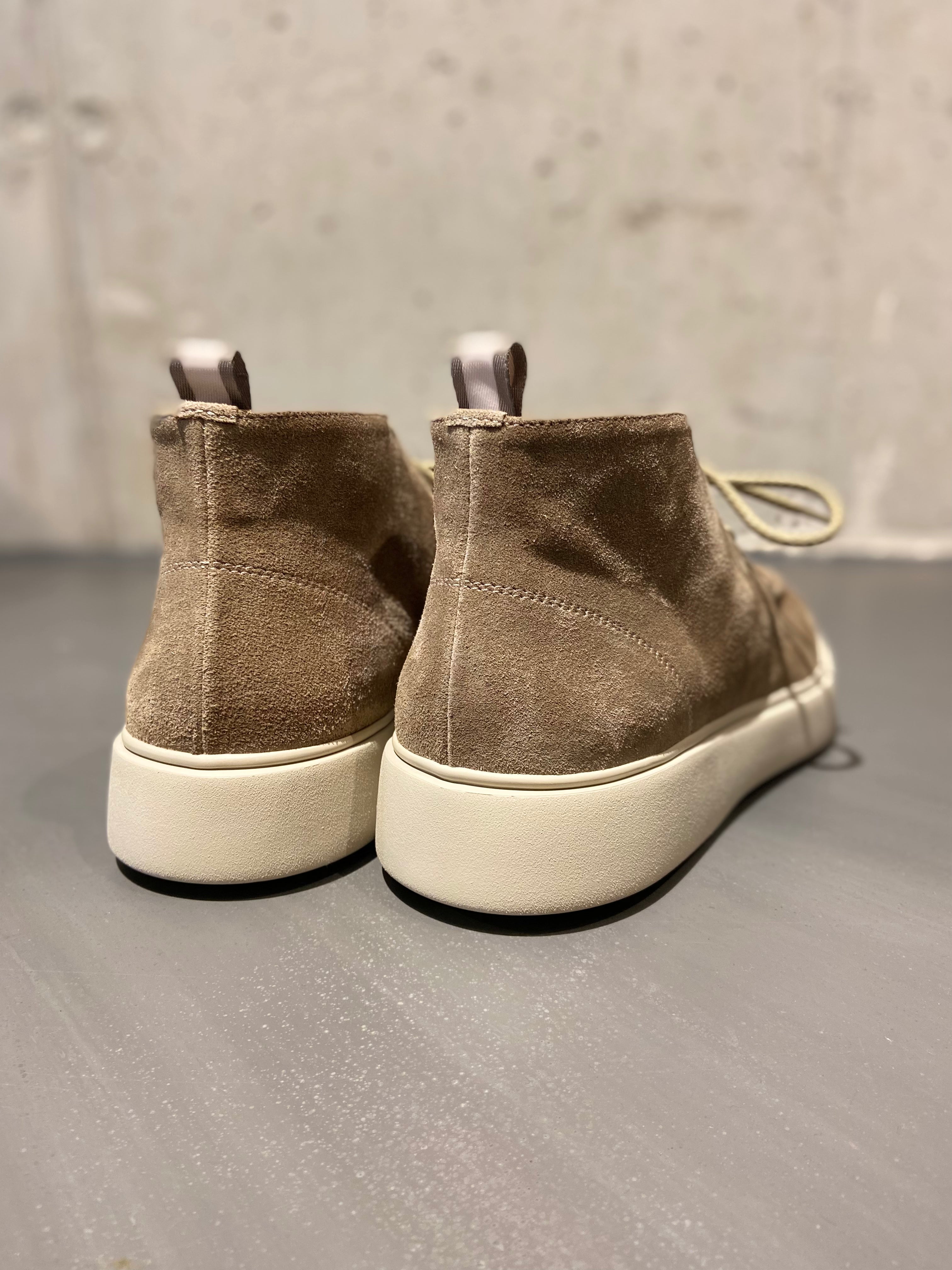 OFFICINE CREATIVE FRAME/002 CHUKKA BOOT SUEDE TAUPE – Daniele