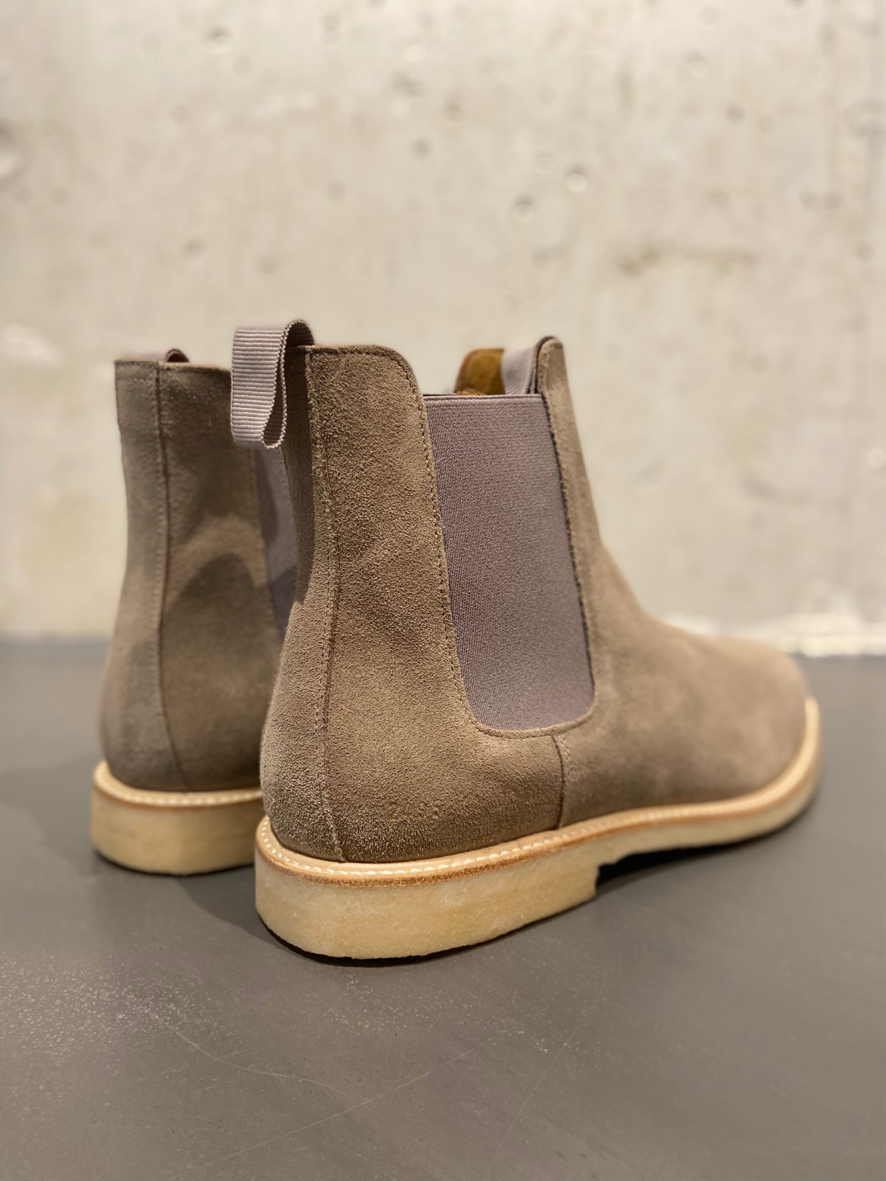 COMMON PROJECTS 2495 CHELSEA BOOT SUEDE TAUPE – Daniele Dentici Men